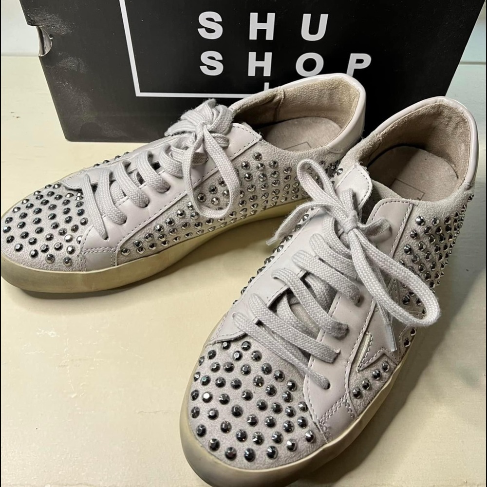 Tennis shoes
